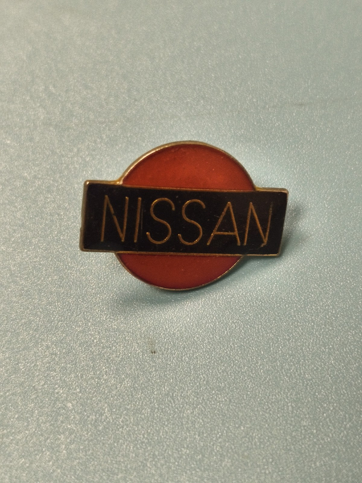 Vintage pin's Nissan logo rouge ancien badge collection automobile rétro