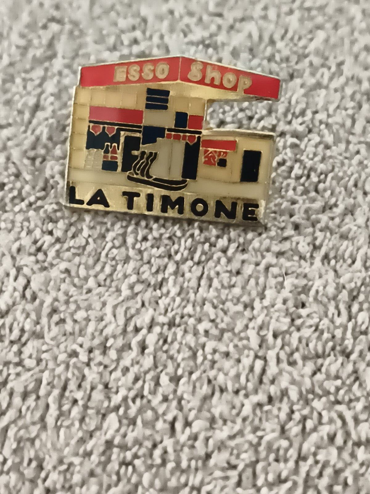 Pin's vintage Esso Shop La Timone station-service, émaillé, années 90