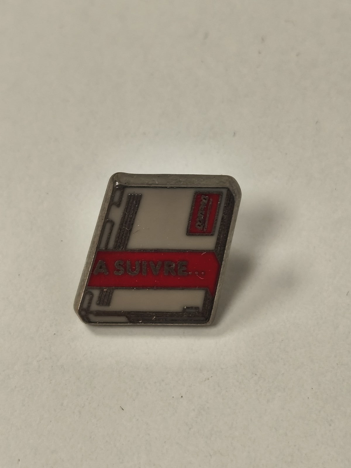 Pin's vintage ancien "À Suivre" collection rétro badge broche années 80 collecto