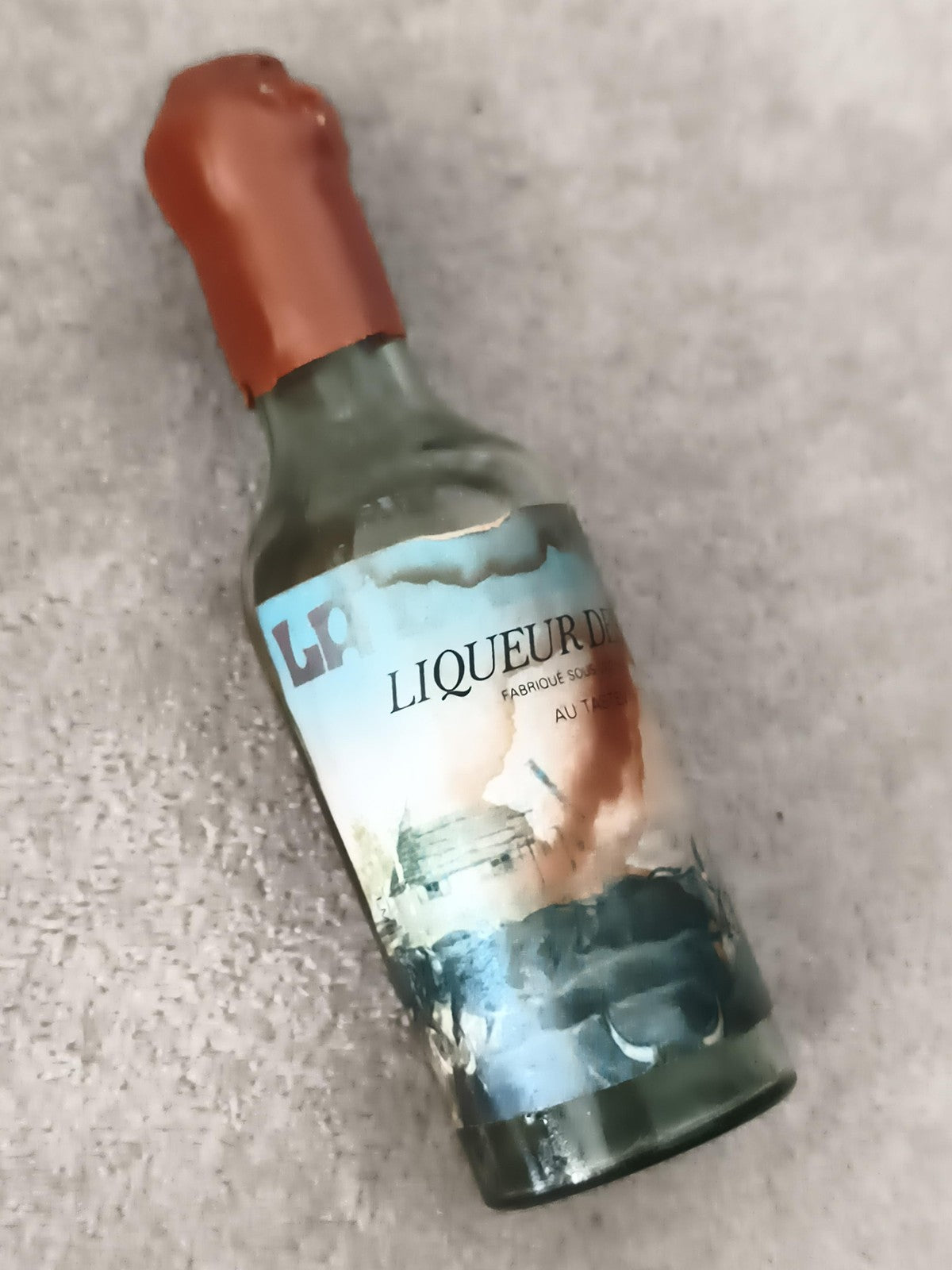Miniature liqueur ancienne bouteille partielle étiquette décor ferme