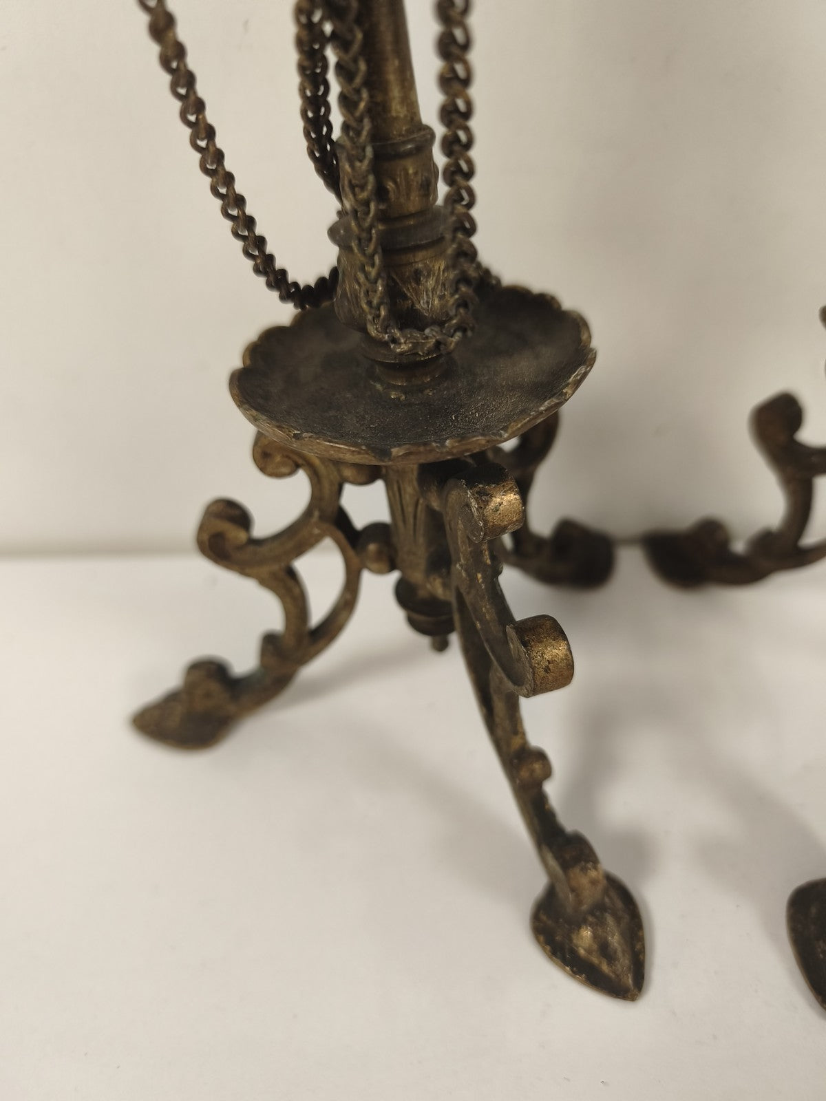 Paire de chandeliers en bronze XIXe, chaînettes et plateaux festonnés