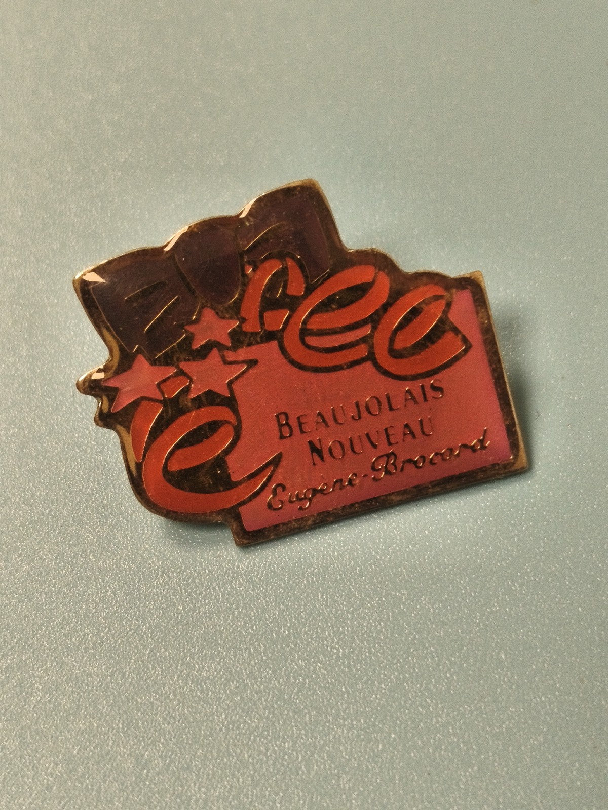 Pin's vintage Beaujolais Nouveau Eugène Brocard, émaillé rouge et or, collection