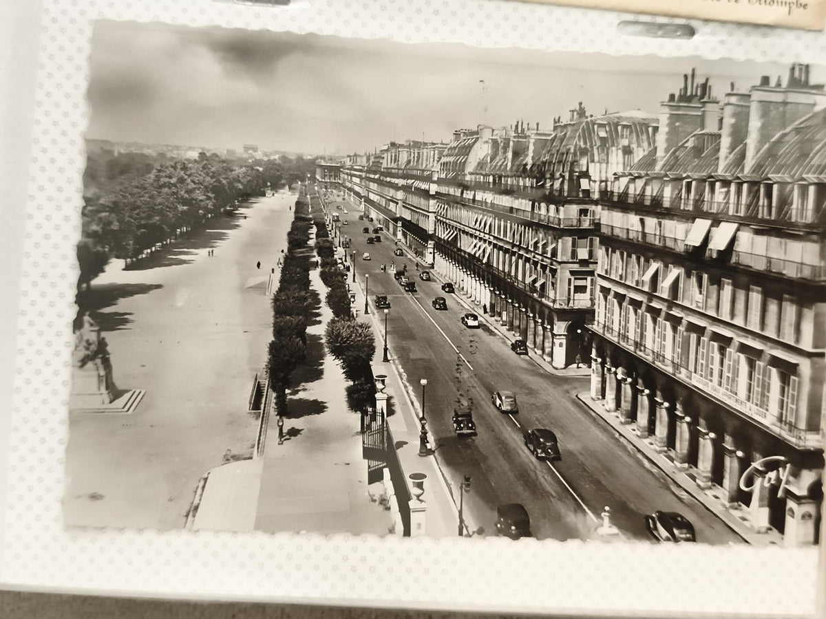 Carte postale ancienne Paris Rue de Rivoli voitures années 50 CPA photo vintage