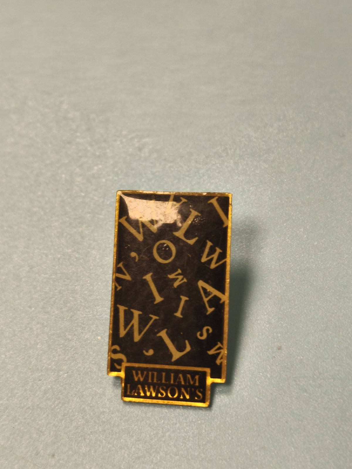 Pin's vintage William Lawson's rectangulaire noir doré collection whisky