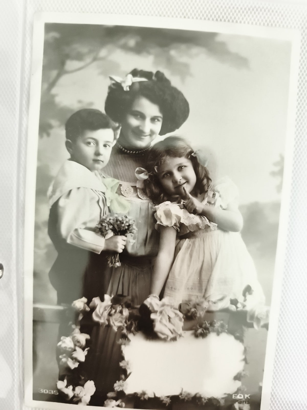 Carte postale ancienne photo famille 1900s, portrait studio, enfants fleurs CPA