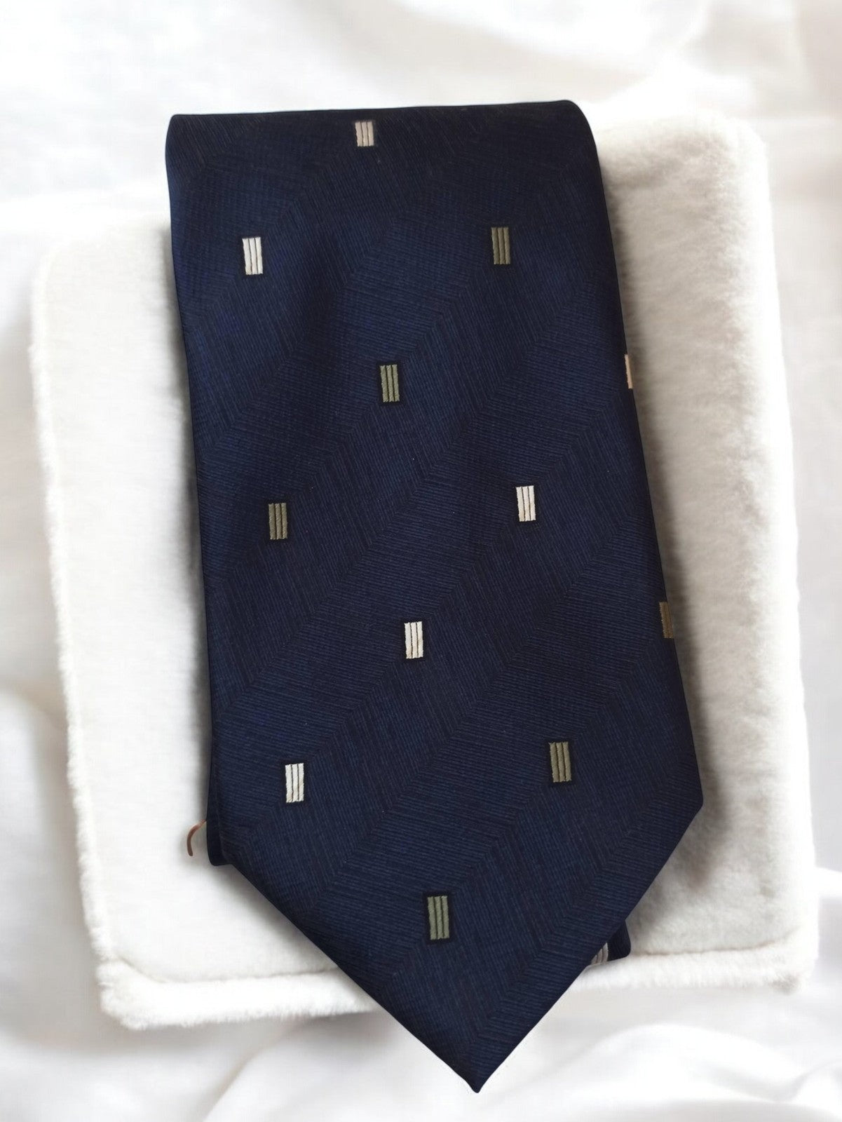 Cravate vintage en soie bleu marine motif géométrique rétro élégant homme