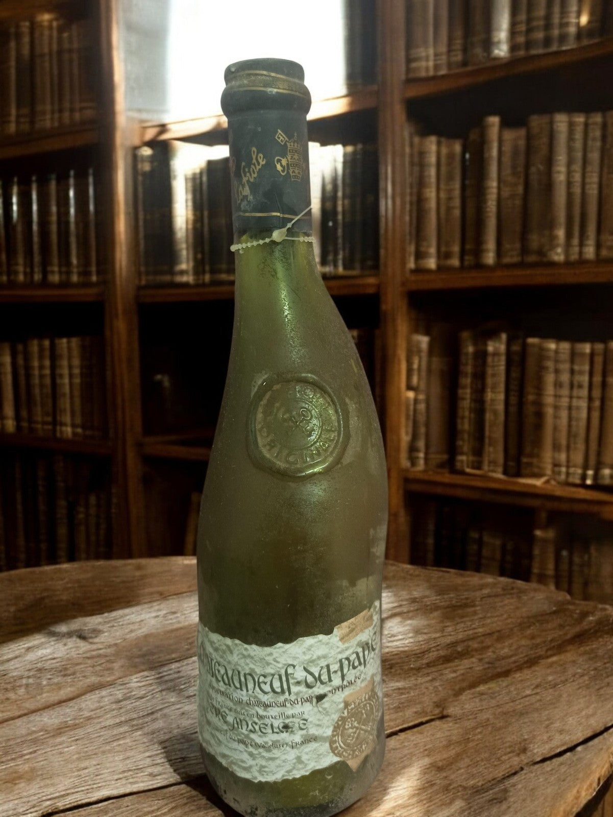Bouteille ancienne Châteauneuf-du-Pape vide, verre relief, étiquette d’origine,