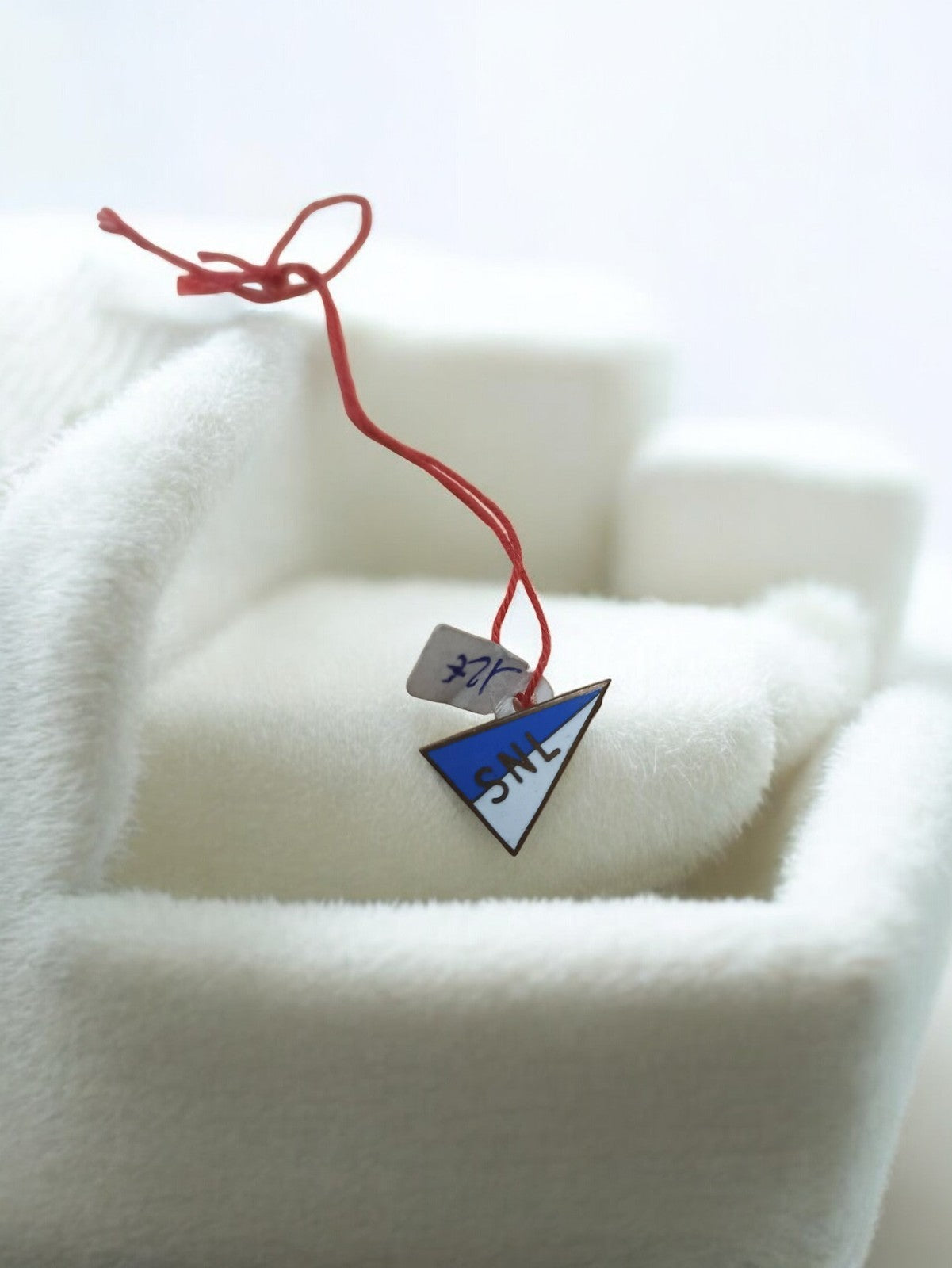 Broche triangle SNL vintage bleu blanc, petite épingle rétro à collectionner