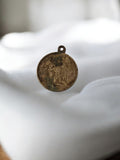 Médaille religieuse ancienne ronde – pendentif vintage doré – art sacré
