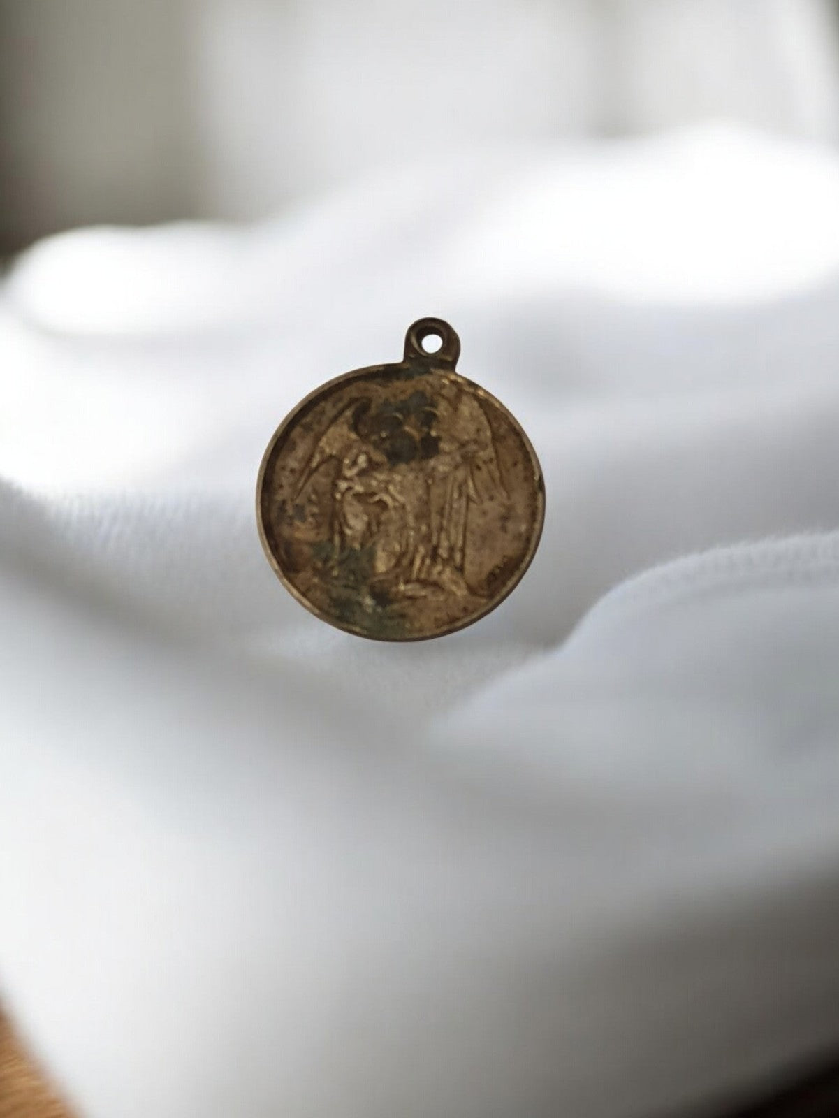 Médaille religieuse ancienne ronde – pendentif vintage doré – art sacré