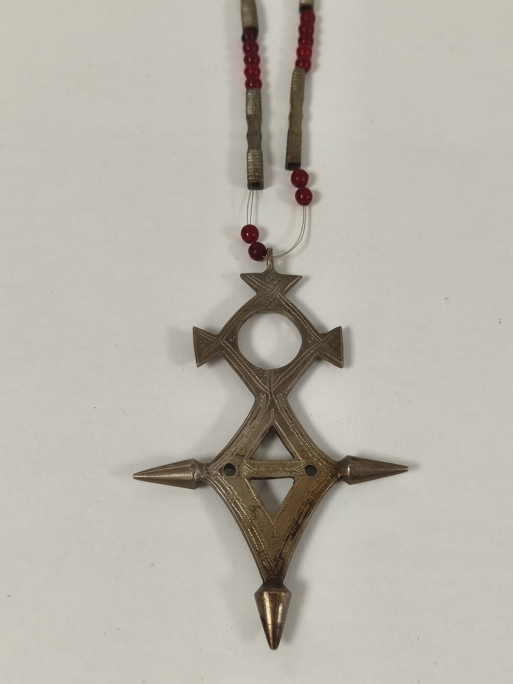 Collier touareg ancien vintage pendentif croix métal perles rouges ethnique