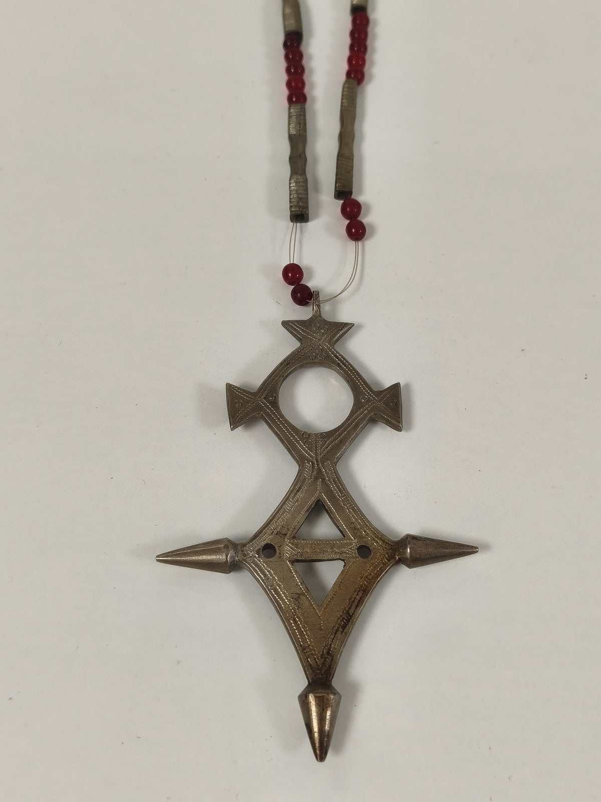 Collier touareg ancien vintage pendentif croix métal perles rouges ethnique