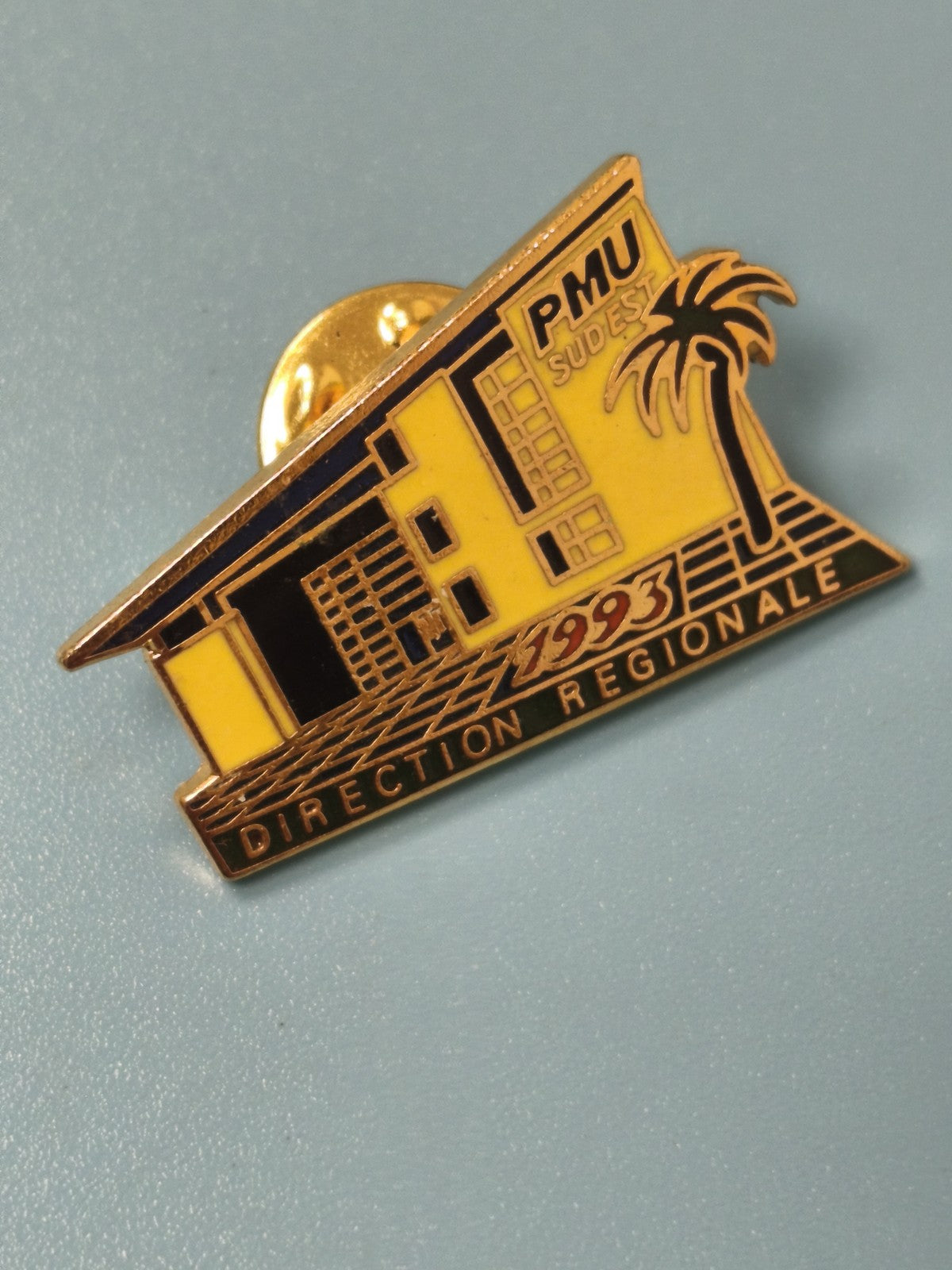 Vintage pin's PMU Sud Est 1993 Direction Régionale, bâtiment jaune, collection
