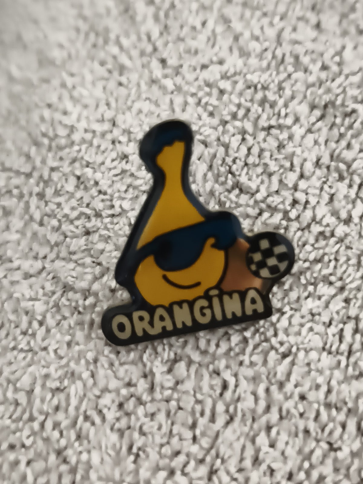 Pin's publicitaire vintage Orangina mascotte lunettes Ref 5 badge rétro