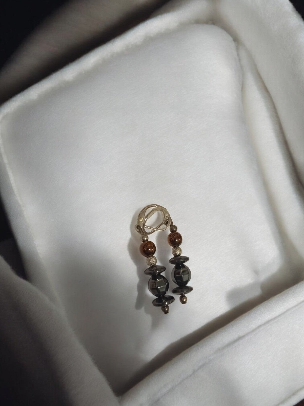 Paire boucles d’oreilles vintage perles noires brunes rétro ancien original