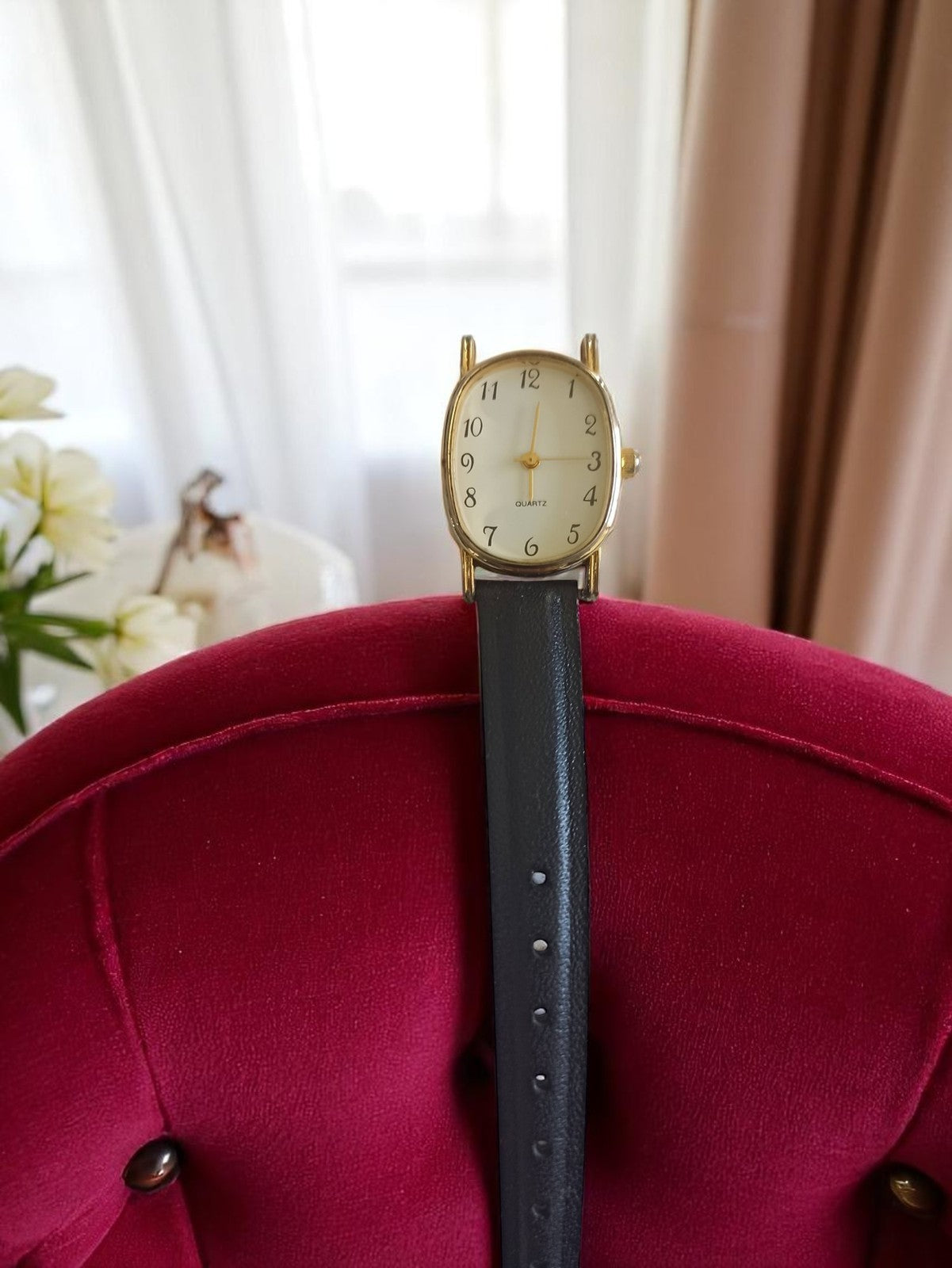 Montre femme vintage quartz ovale dorée bracelet noir rétro élégant non testée