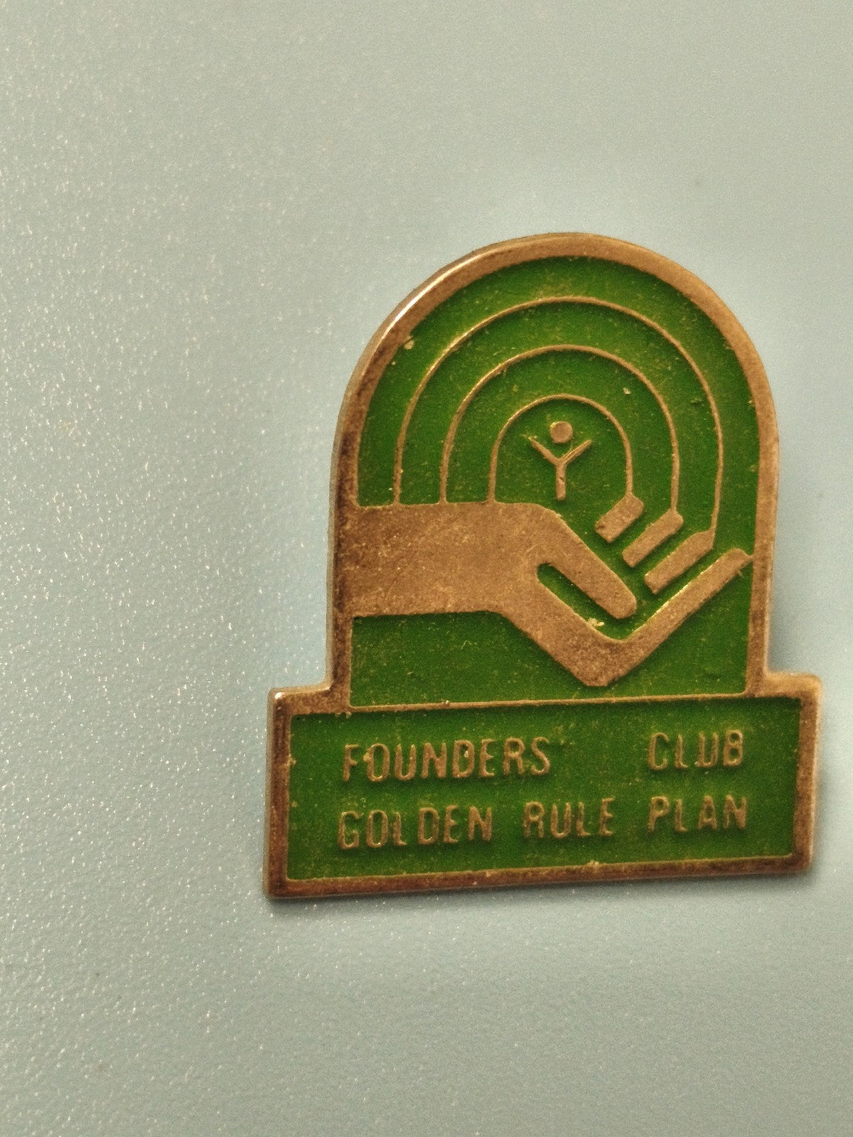 Vintage pin's Founders Club Golden Rule Plan vert main emblème collection
