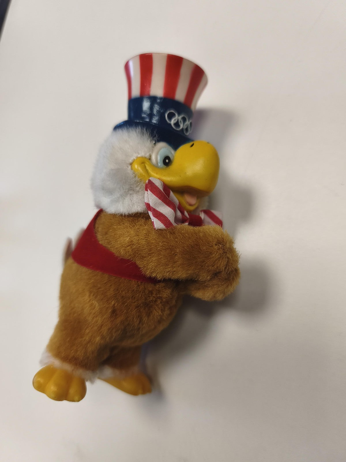 Peluche Sam mascotte JO 1984 Los Angeles aigle, épingles plastique, applaudissem