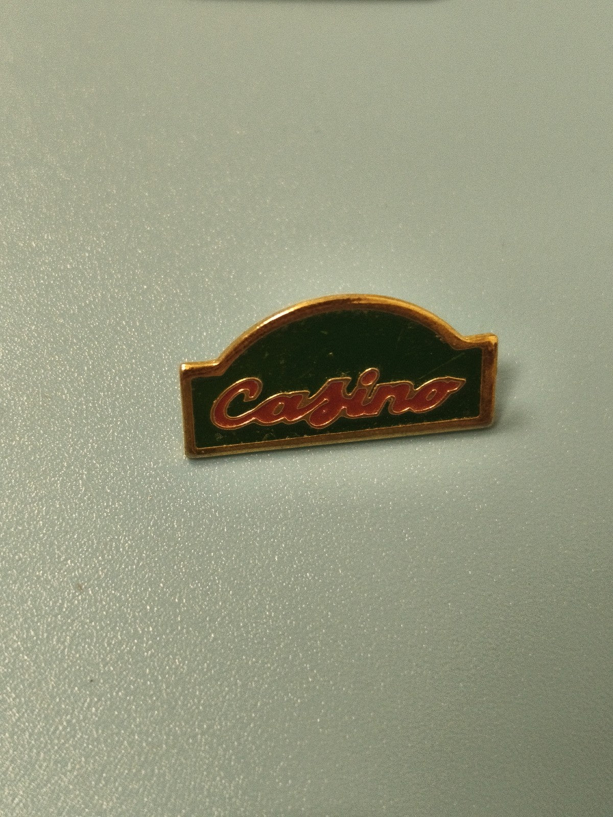 Vintage pin's casino vert doré lettrage rouge collection ancien badge