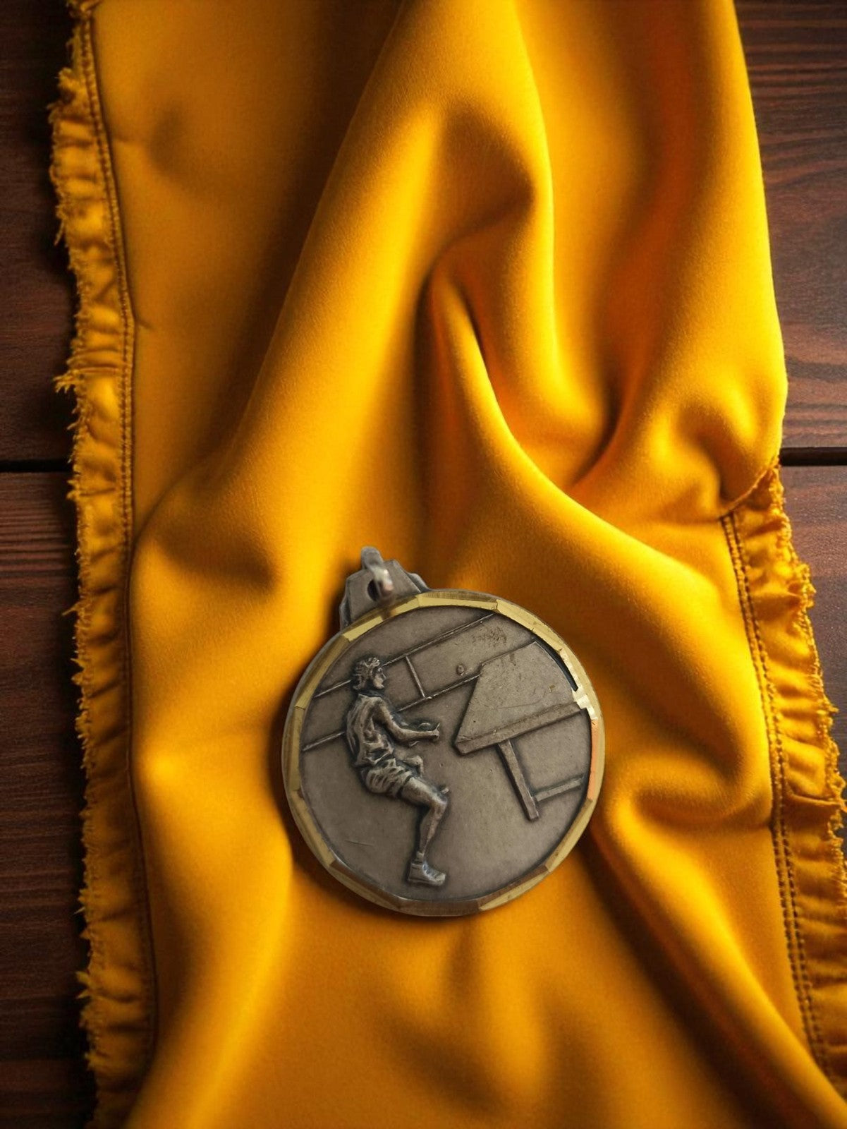 Médaille vintage tennis de table métal joueur relief ancien ping-pong