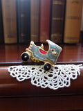 Pin's vintage voiture ancienne émaillée, publicitaire rare, finition dorée