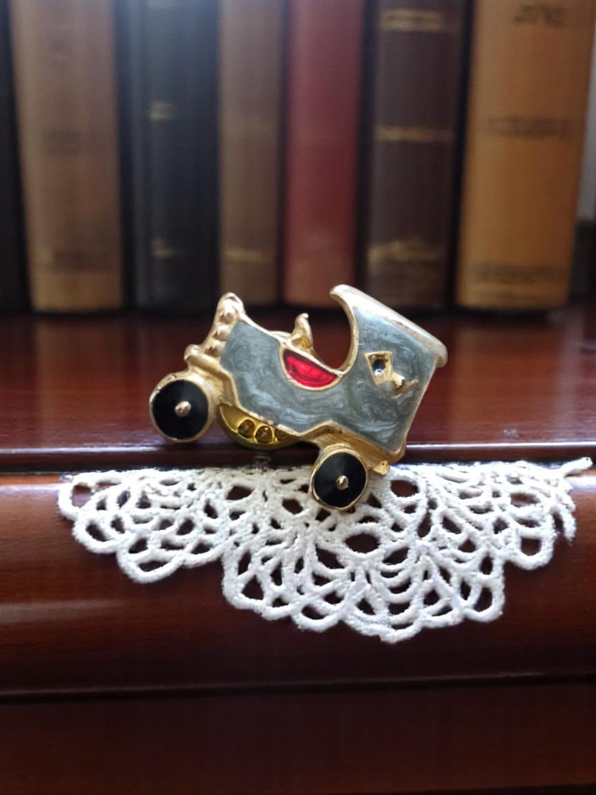 Pin's vintage voiture ancienne émaillée, publicitaire rare, finition dorée