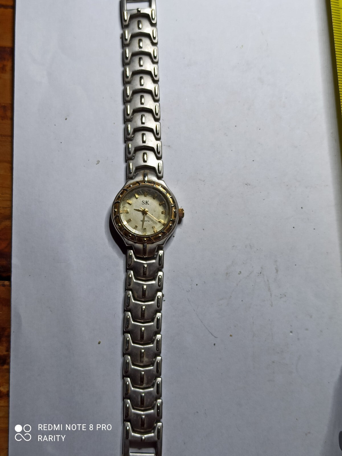 Montre femme SK vintage rétro, bracelet argenté, cadran doré élégant