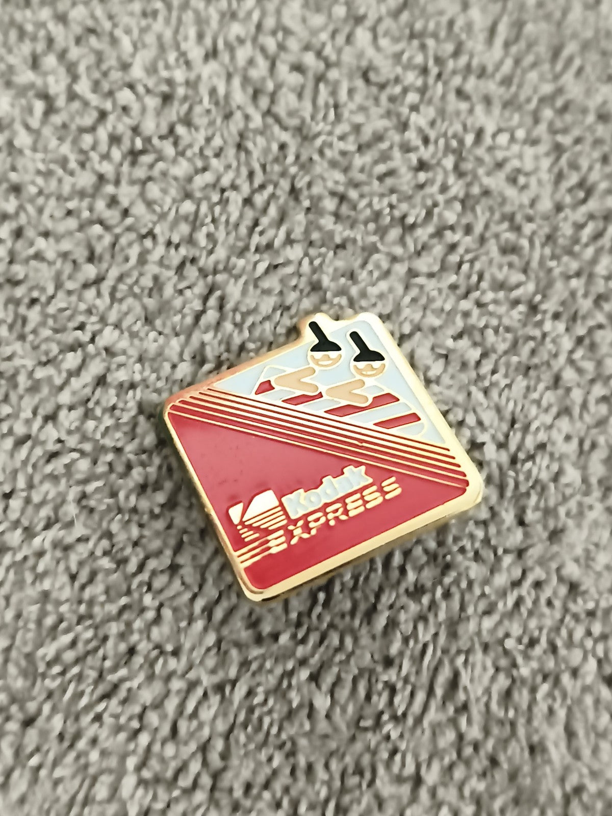 Pin's Kodak Express vintage émaillé rouge doré, logo photo, années 90 (Ref 2)