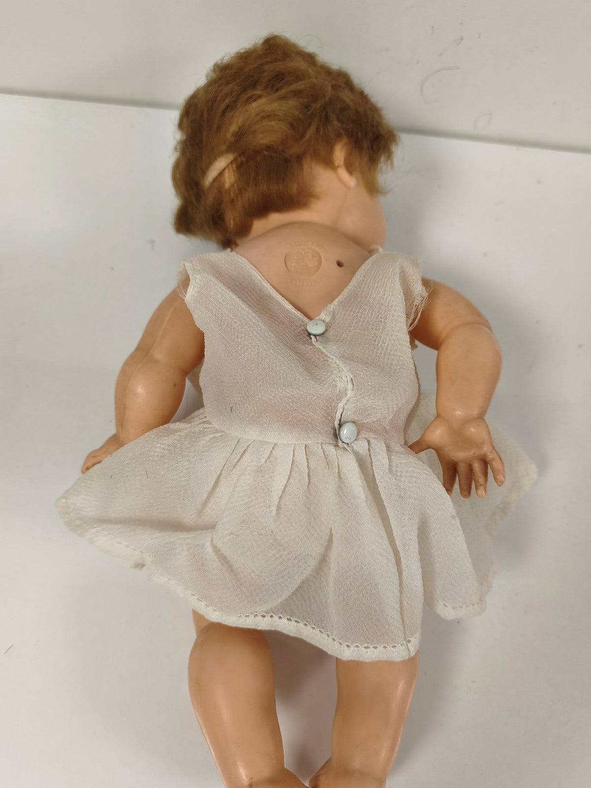 Ancienne poupée Clodrey, vinyle, yeux bleus dormeurs, robe blanche