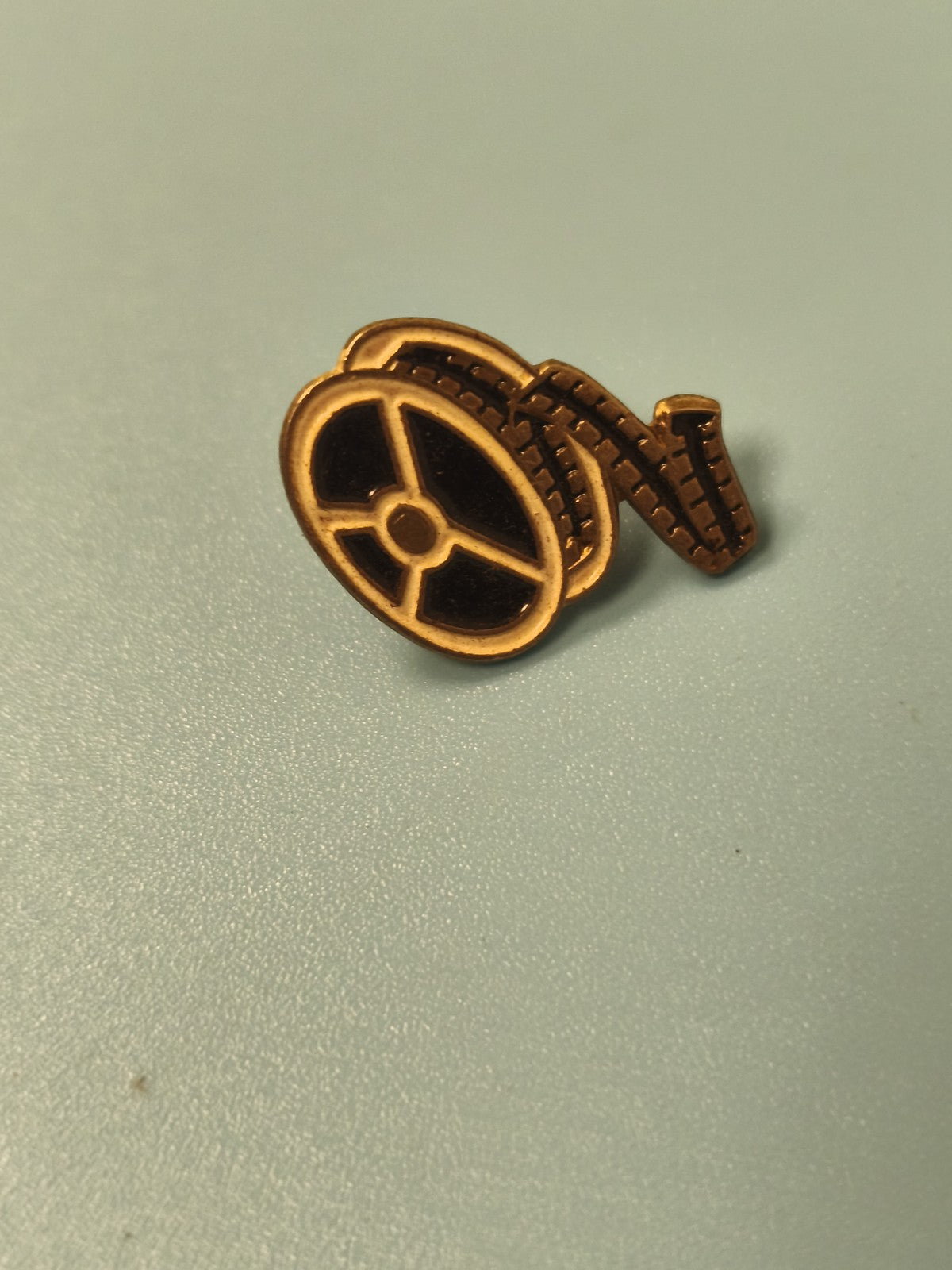 Vintage pin's cinéma bobine film émaillée dorée, accessoire collection rétro