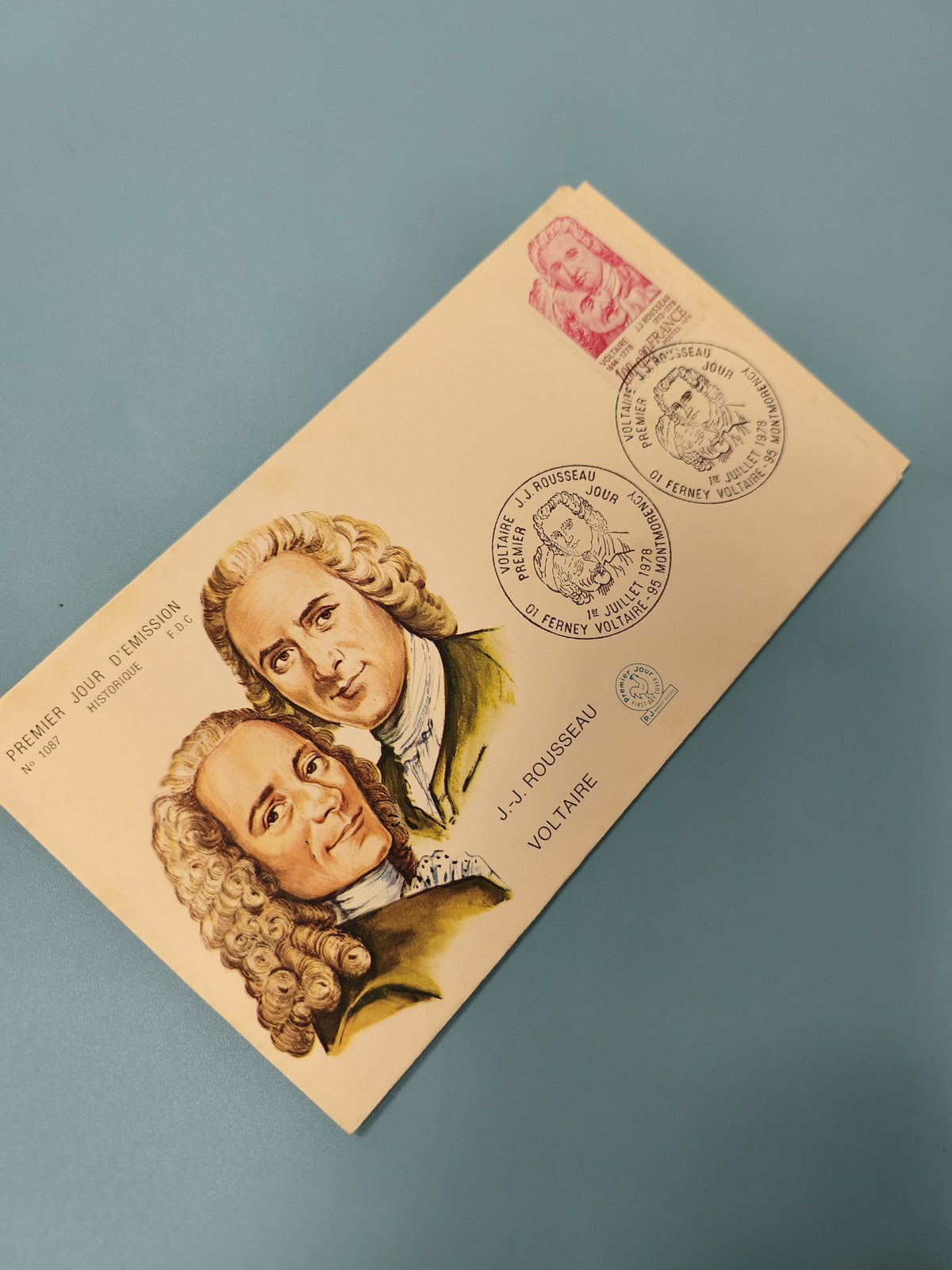 Enveloppe FDC premier jour Rousseau Voltaire, timbre rouge, cachets visibles