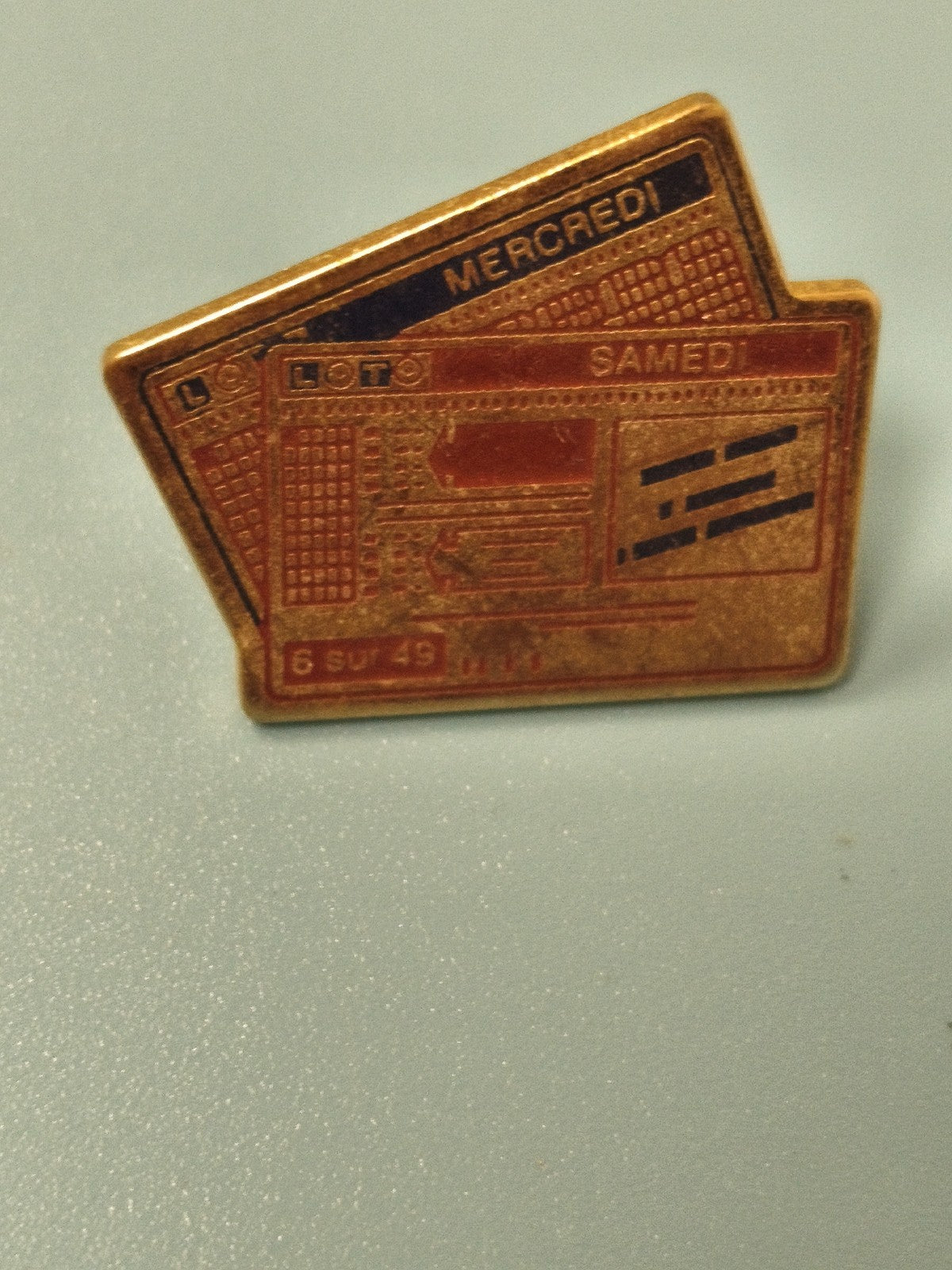 Vintage pin's Loto ancien forme ticket doré collection jeux de hasard