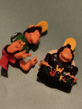 Figurines Waikiki singe casquette jaune porte-clés et badge déco