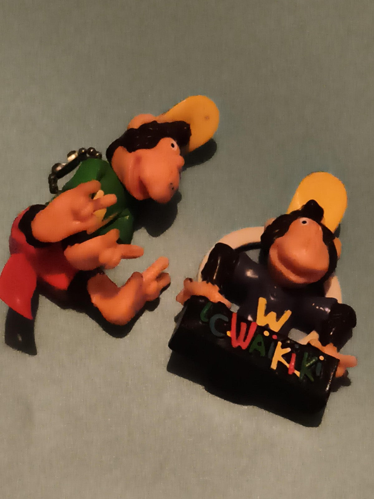 Figurines Waikiki singe casquette jaune porte-clés et badge déco