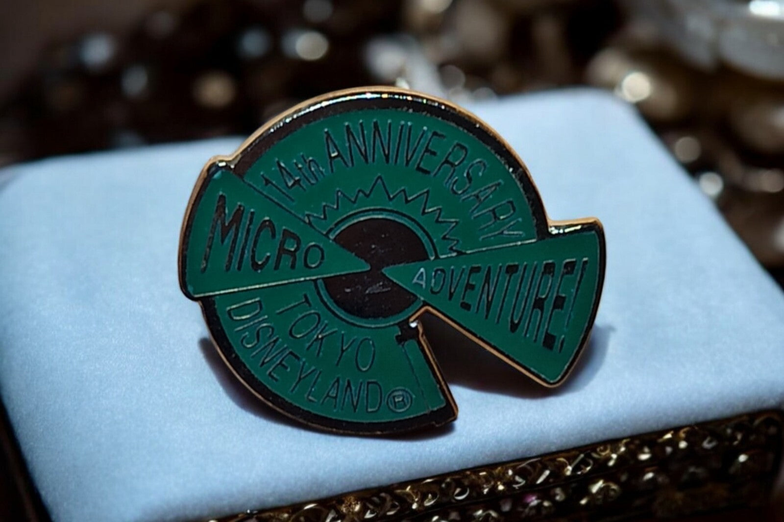 Pin's Tokyo Disneyland MicroAdventure 14th Anniversary vert – badge vintage rare