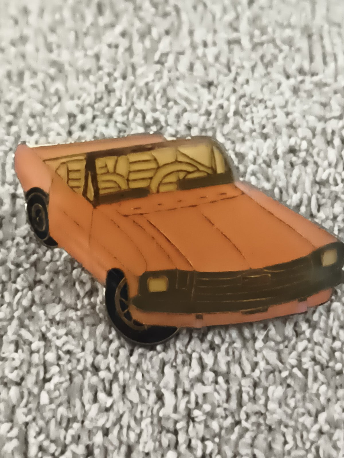 Pin's vintage voiture cabriolet orange rétro, badge auto années 80 (Ref 7)