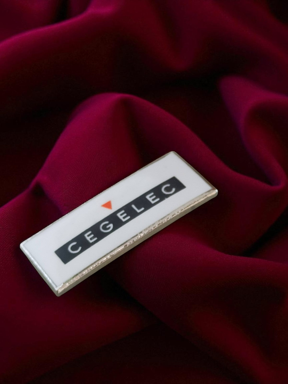 Pin's publicitaire CEGELEC vintage édition limitée logo rectangle