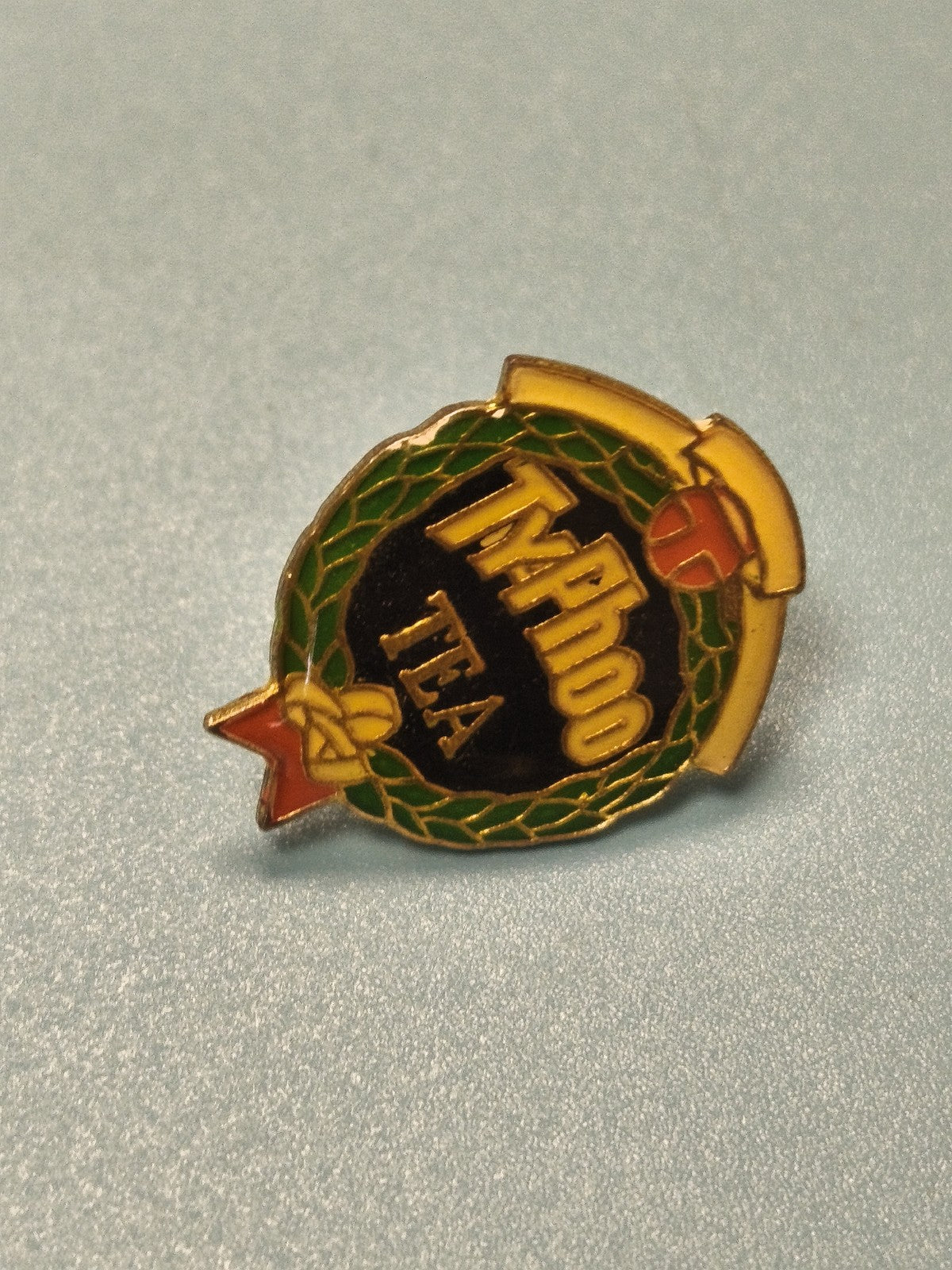 Pin's vintage Typhoo Tea ancien, émaillé, collection publicité thé, rare