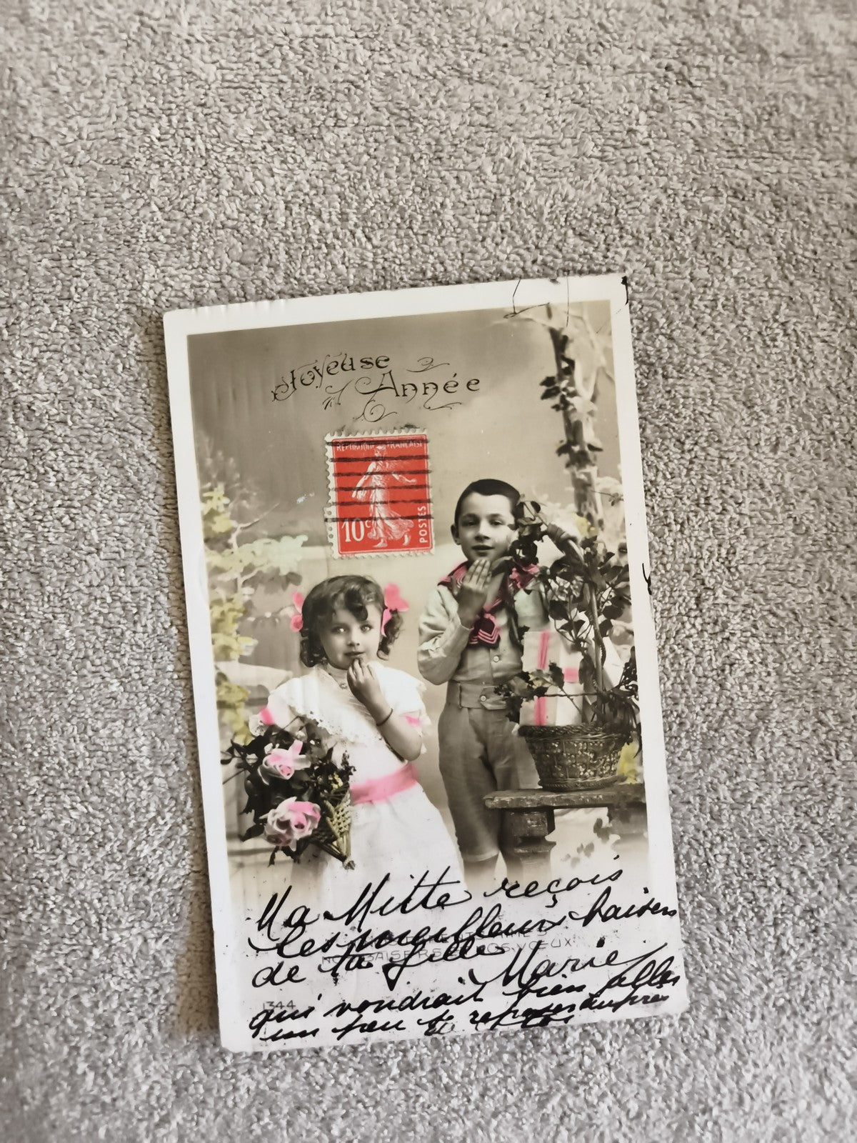 CPA Joyeuse Année enfants fleurs timbre rouge France début XXe