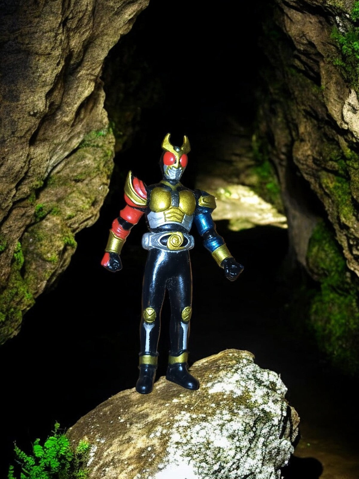 Figurine Kamen Rider Bandai 2001 costume armure noir doré rouge