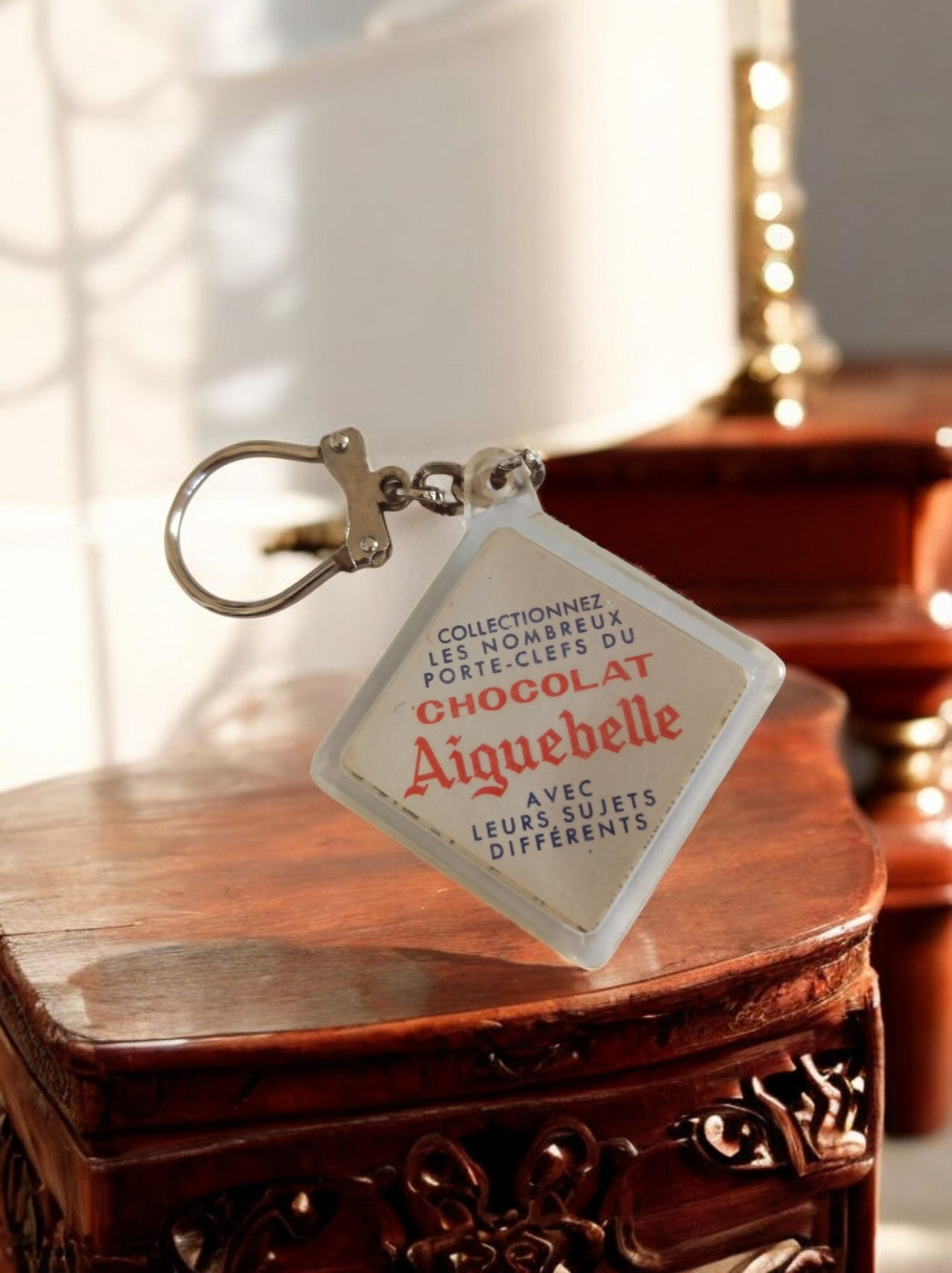 Porte-clés publicitaire vintage Chocolat Aiguebelle, forme losange, rétro pub