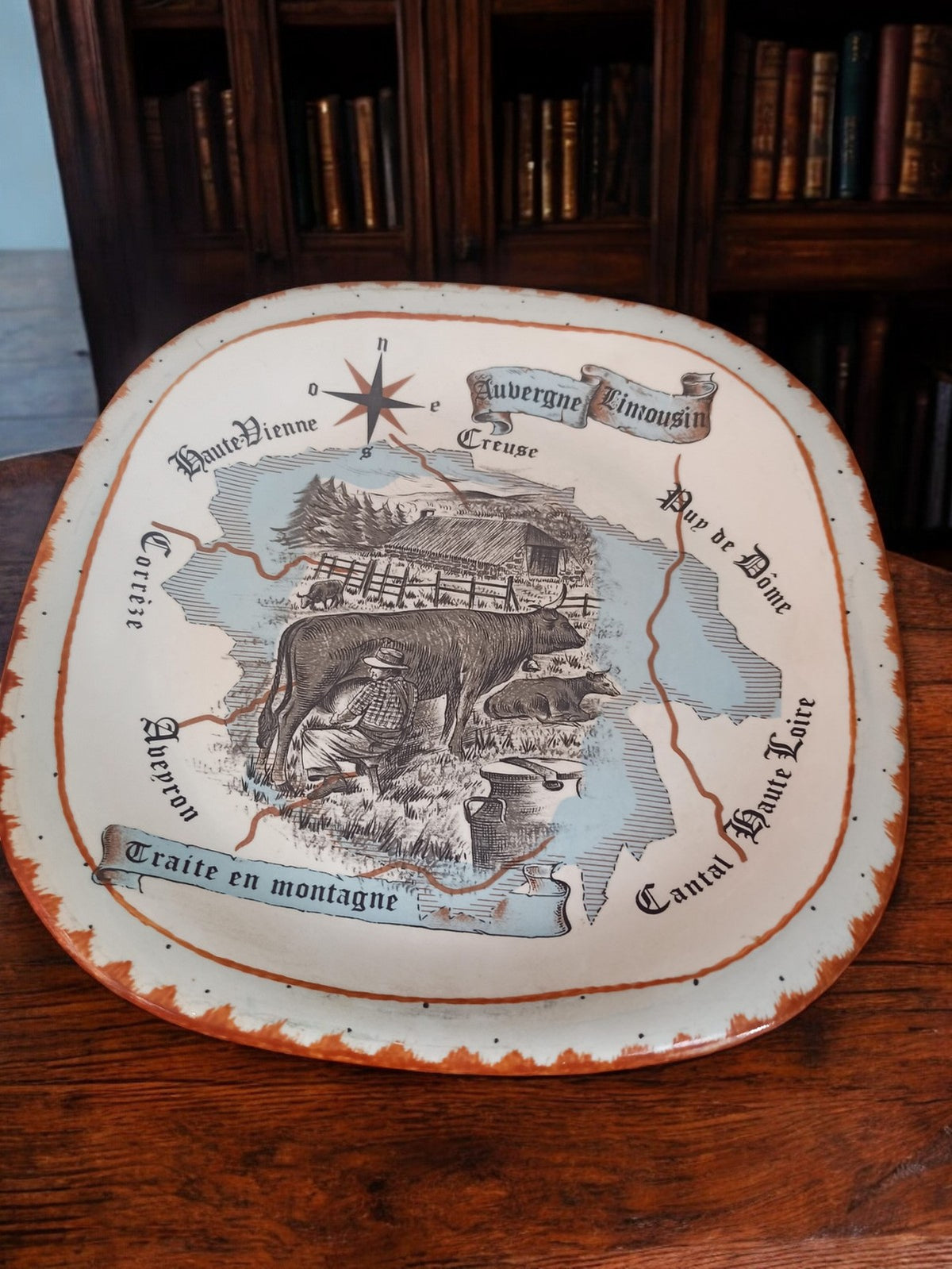 Ancienne assiette Auvergne vintage, vaisselle rétro collection décor régional
