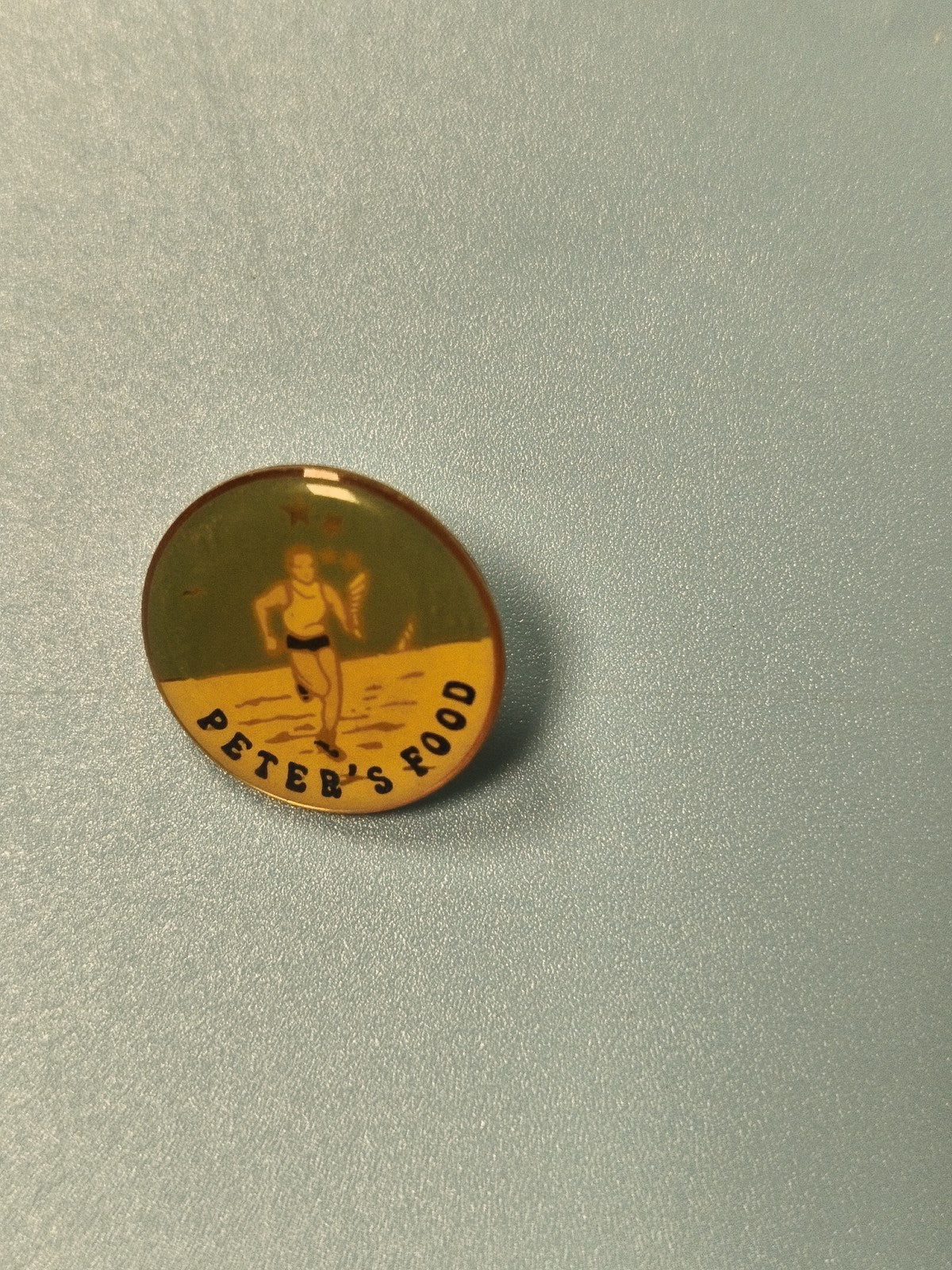Vintage pin's rond Peter's Food coureur illustration rétro collection