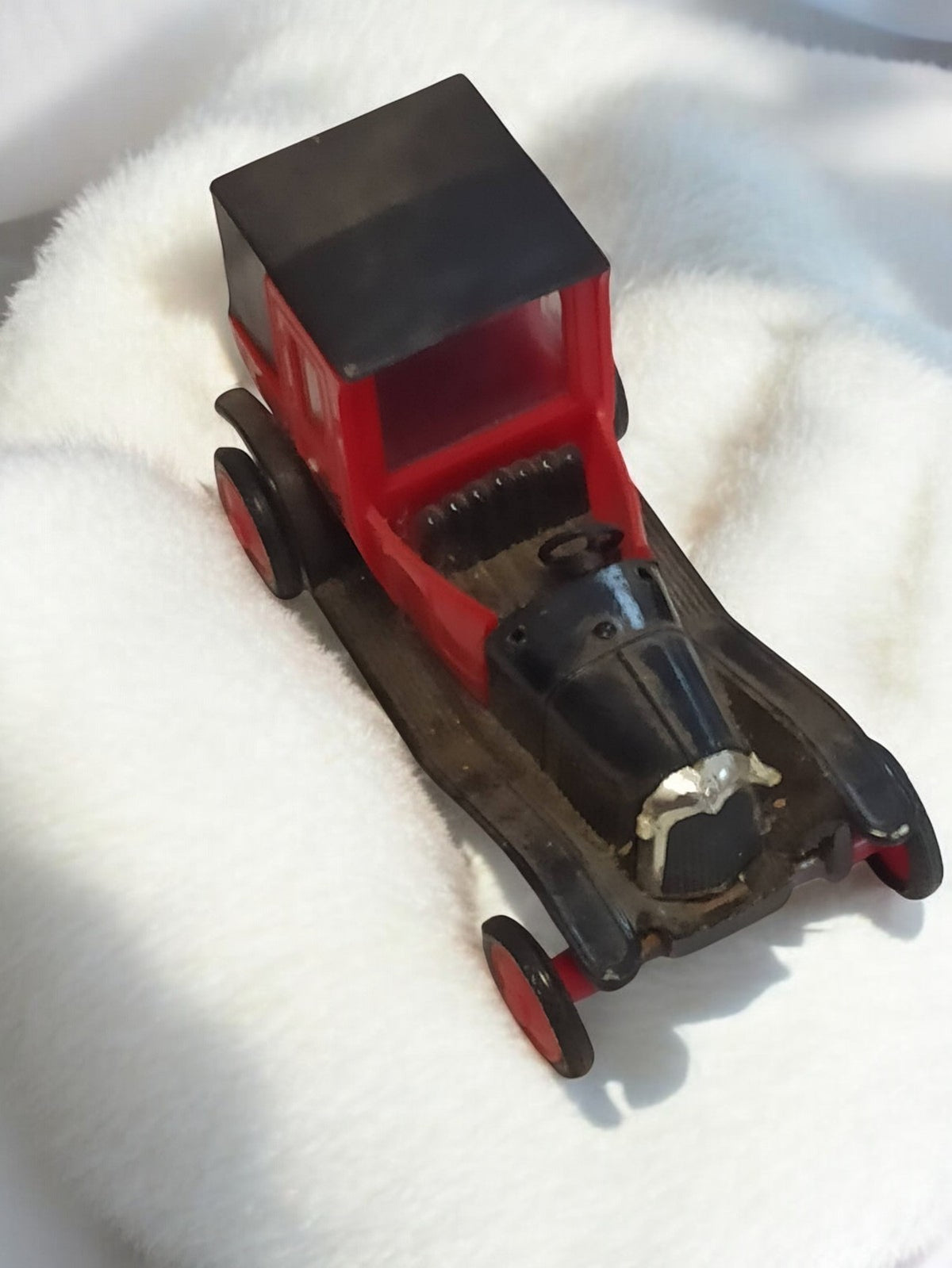 Voiture miniature ancienne rétro, aspect métal et plastique, vintage décor