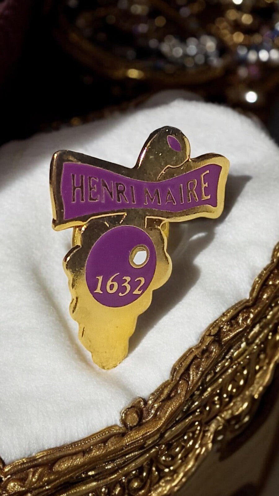 Pin's ancien Henri Maire 1632 doré émaillé raisin violet vintage France