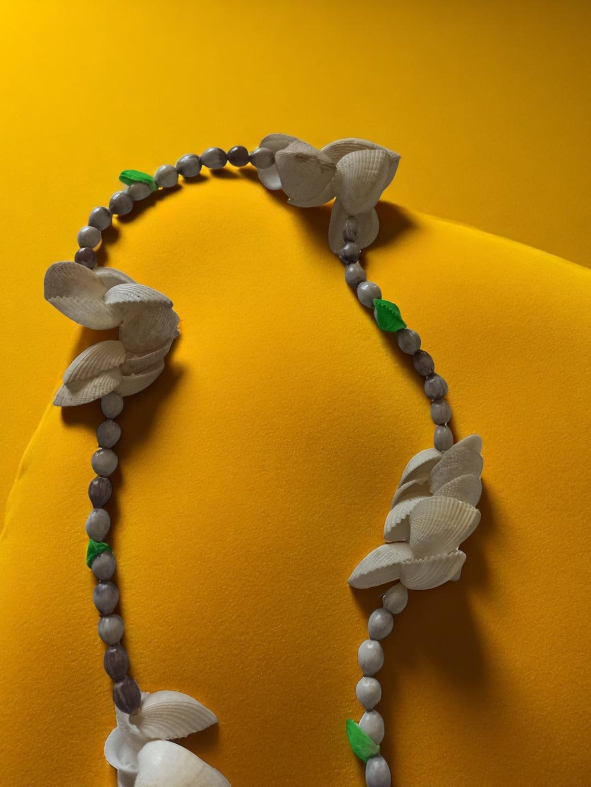 Collier coquillages vintage, perles grises et vertes, pièce unique rétro