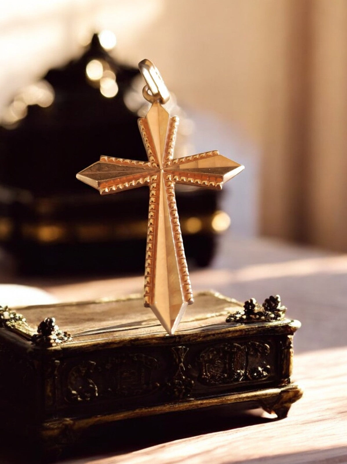 Croix catholique pendentif vintage plaqué or relief bords perlés