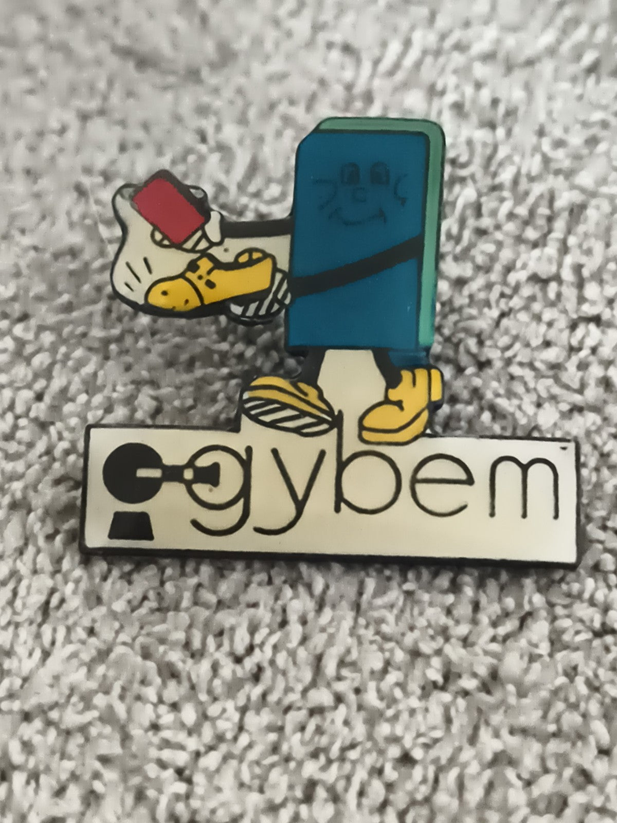 Pin's vintage Gybem mascotte livre bleu chaussures badge ancien (Ref 7)