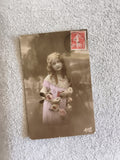 CPA fillette robe rose fleurs timbre 10c France début XXe carte postale photo
