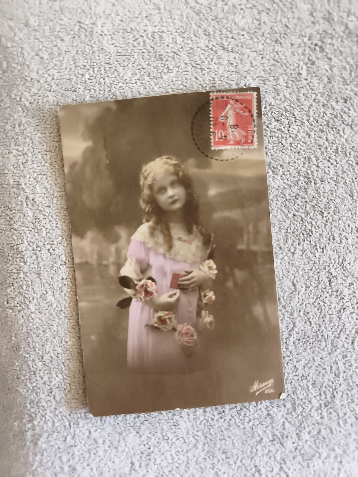 CPA fillette robe rose fleurs timbre 10c France début XXe carte postale photo